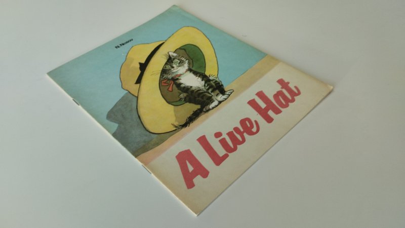 Tweedehands boek: A Live Hat van auteur N. Nosov - In goede staat. Engelstalige geniet (softcover). Kaft licht verkleurd en met gebruikssporen, pagina’s netjes en compleet.