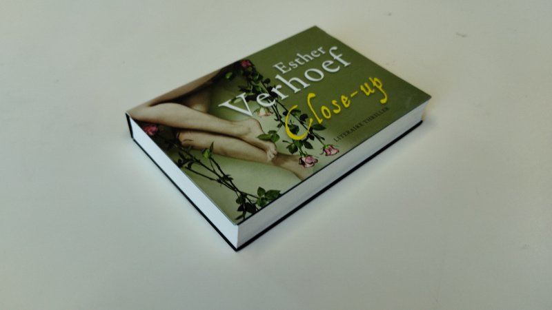 Tweedehands boek: Close-up van auteur Esther Verhoef - In zeer goede staat. Nederlandstalige paperback. Pagina’s netjes en onbeschreven.