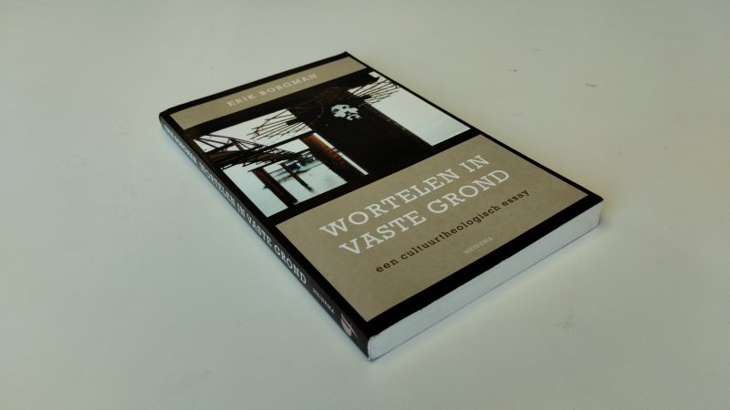 Tweedehands boek: Wortelen in vaste grond van auteur Erik Borgman - In goede staat. Nederlandstalige paperback. Lichte gebruikssporen aan de kaft, pagina’s netjes en onbeschreven.