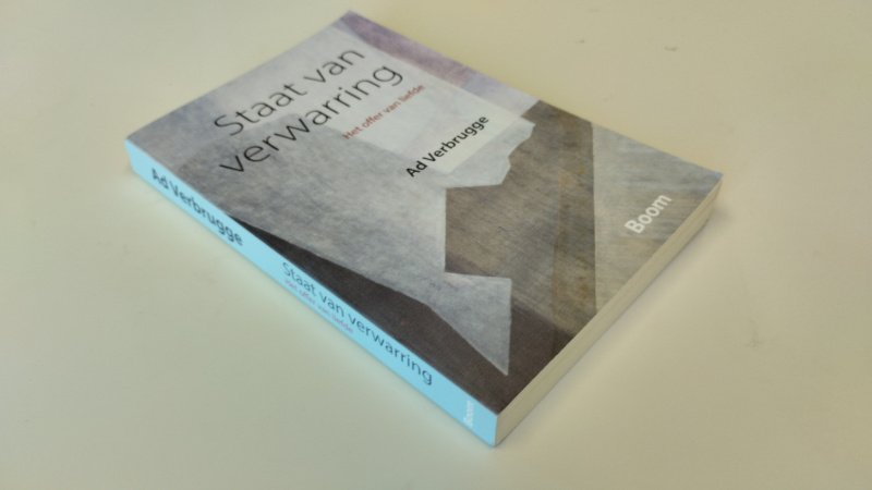Tweedehands boek: Staat van verwarring van auteur Ad Verbrugge - In redelijke tot goede staat. Nederlandstalige paperback. Lichte gebruikssporen aan de kaft, pagina’s aan het einde van het boek een vlek aan de zijkant van de pagina's