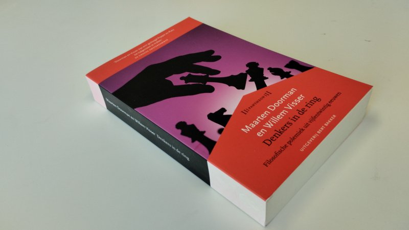 Tweedehands boek: Denkers in de ring van auteur Maarten Doorman, Willem Visser - In zeer goede staat. Nederlandstalige paperback. rug iets verkleurd, pagina’s netjes en onbeschreven.