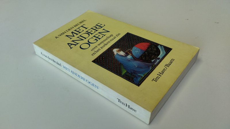 Tweedehands boek: Met andere ogen van auteur A van den Beukel - In goede staat. Nederlandstalige paperback. Kaft licht verkleurd en met gebruikssporen, naam op schutblad geschreven. Leesvouw in de rug. Pagina's netjes.