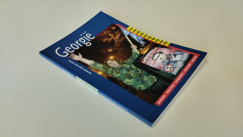 Tweedehands boek: Georgie van auteur Daan van der Schriek - In goede staat. Nederlandstalige paperback. Lichte gebruikssporen aan de kaft, pagina’s netjes en onbeschreven.