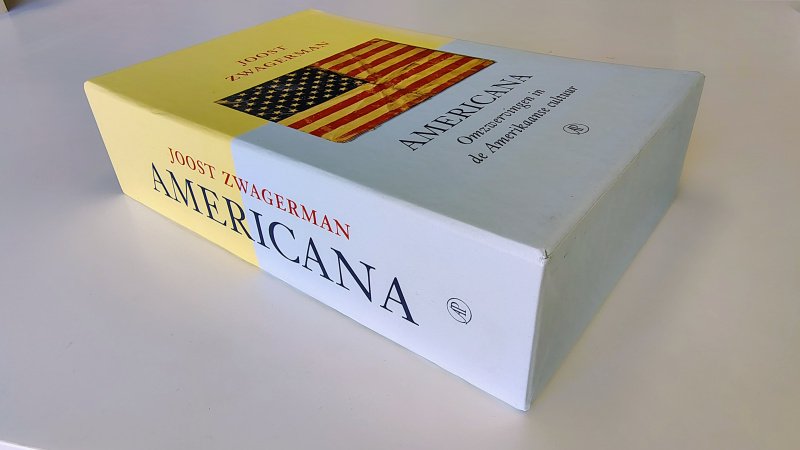 Tweedehands boek: Americana, omzwervingen in de Amerikaanse cultuur twee delen in cassette van auteur Joost Zwagerman - 2 Paperback in cassette. Deel 1 (geel) duidelijke gebruikerssporen en verkleuring. Deel 2 oogt als nieuw. Het gele gedeelte van de cassette ook licht verkleurd naar wit.