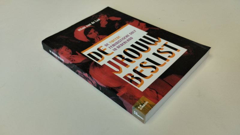 Tweedehands boek: De vrouw beslist van auteur Vilan van de Loo - In zeer goede staat. Nederlandstalige paperback. Hele lichte gebruikssporen aan de kaft, pagina’s netjes en onbeschreven.