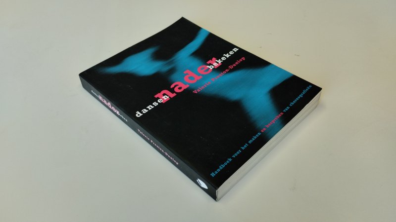 Tweedehands boek: Dansen nader bekeken van auteur Valerie Preston-Dunlop - In goede tot zeer goede staat. Nederlandstalige paperback. Lichte gebruikssporen aan de kaft, pagina’s netjes en onbeschreven.
