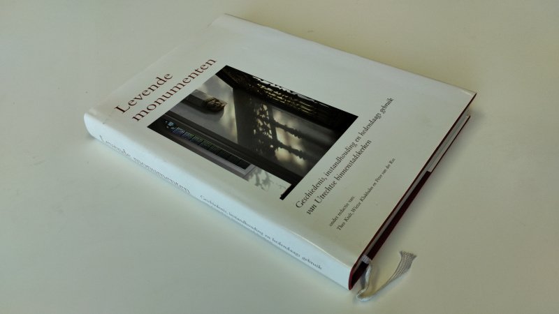 Tweedehands boek: Levende monumenten van auteur Kralt, Wietse Klukhuhn - In zeer goede staat. Nederlandstalige hardcover met leeslint. Lichte gebruikssporen aan de kaft, pagina’s netjes en onbeschreven.