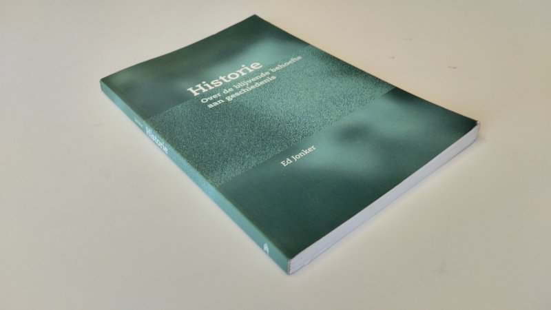 Tweedehands boek: Historie van auteur E. Jonker - In redelijk staat. Nederlandstalige paperback. Lichte gebruikssporen aan de kaft, zinnen vaak met potlood onderstreept