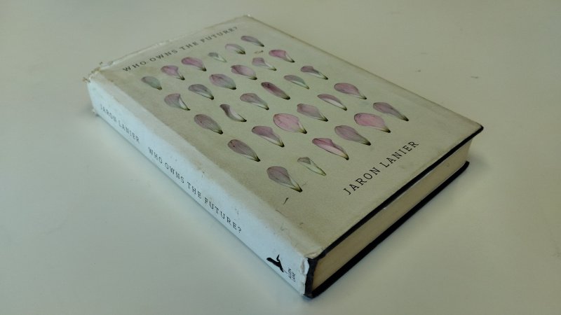 Tweedehands boek: Who Owns the Future? van auteur Jaron Lanier - In redelijke staat. Engelstalige hardcover met stofomslag. Stofomslag beschadigd en verkleurd met scheurtjes en slijtage aan randen en hoeken, boek zelf stevig, zinnen veel met potlood onderstreept en of aantekeningen gemaakt.