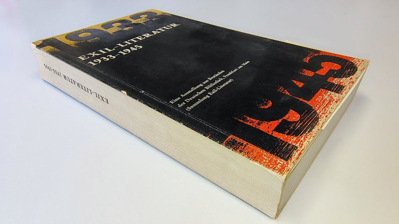 Tweedehands boek: Exil-Literatur 1933-1945 – Sonderveröffentlichung Nr. 1 van auteur Werner Berthold und Kurt Köster - Taschenbuch mit geradem Rücken und Lesezeichenfalten. Rücken verfärbt und leichte Abnutzung an Rücken- und Buchdeckelrändern. Innen unverfasst und ordentlich