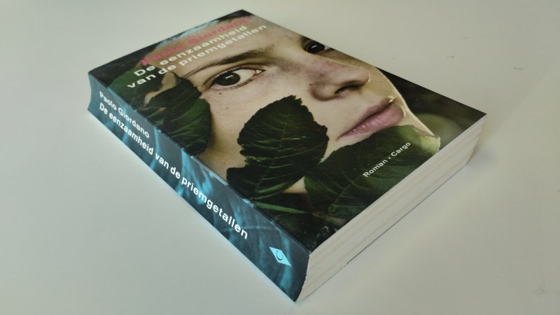 Tweedehands boek: De eenzaamheid van de priemgetallen van auteur Paolo Giordano - In redelijke staat. Nederlandstalige paperback. Gebruikssporen aan de kaft,/ kromme rug. Pagina’s netjes en onbeschreven.