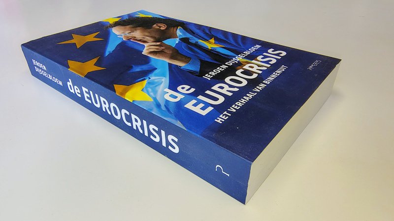Tweedehands boek: De eurocrisis. Het verhaal van binnenuit van auteur Jeroen Dijsselbloem - Paperback met rechte rug en lichte leesvouwen. Verder geen zichtbare gebruikerssporen. Binnenin onbeschreven en netjes.
