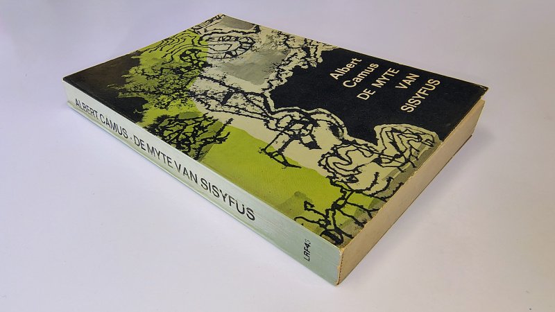 Tweedehands boek: De mythe van Sisyfus van auteur Albert Camus - Literaire Reuzenpocket 43 met rechte rug en leesvouwen. Rug en achterkant kaft verkleurd. Lichte slijtage randen kaft, binnenwerk onbeschreven en netjes.