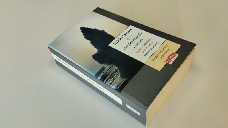 Tweedehands boek: Onafhankelijke mensen van auteur Halldór Laxness - In goede tot zeer goede staat. Nederlandstalige paperback/ pocketboek. Op schutblad een boodschap geschreven. Pagina's licht vergeeld maar netjes.