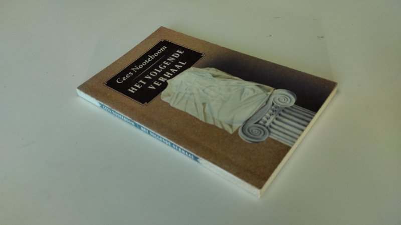 Tweedehands boek: Het volgende verhaal van auteur Cees Nooteboom - In goede staat. Nederlandstalige paperback. Kaft lichte gebruikssporen en lichte verkleuring, pagina’s netjes en onbeschreven. Bij de kaft veel ouderdoms vlekjes