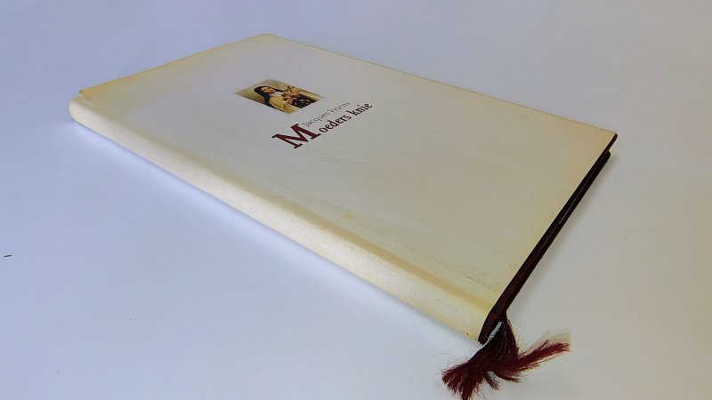 Tweedehands boek: Moeders Knie van auteur Jacques Vriens - Hardcover met stofomslag en leeslint. Omslag verkleurd en inscheuring bovenaan voorkant omslag. Binnenwerk en kaft als nieuw!