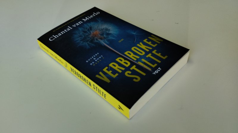 Tweedehands boek: Verbroken stilte van auteur Chantal van Mierlo - Zo goed als nieuw. Nederlandstalige paperback. Kaft en pagina’s in zeer nette staat, ongelezen exemplaar.