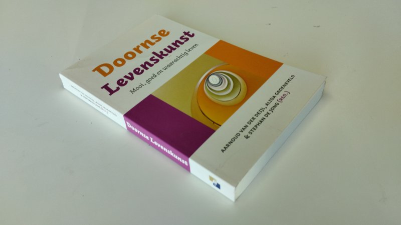 Tweedehands boek: Doornse levenskunst van auteur Aarnoud van der Deijl, Stephan de Jong, Alida Groeneveld - In zeer goede staat. Nederlandstalige paperback. Kaft en pagina’s netjes, licht gebruiksspoor mogelijk maar schoon en onbeschreven exemplaar.