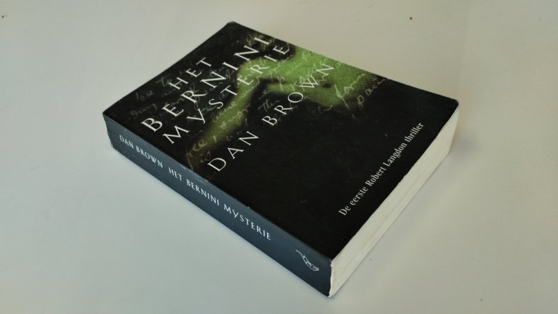 Tweedehands boek: Het Bernini mysterie van auteur Dan Brown - In redelijke staat, Nederlandstalige softcover, gelezen, gebruikerssporen aan de kaf en pagina's. Pagina's onbeschreven.