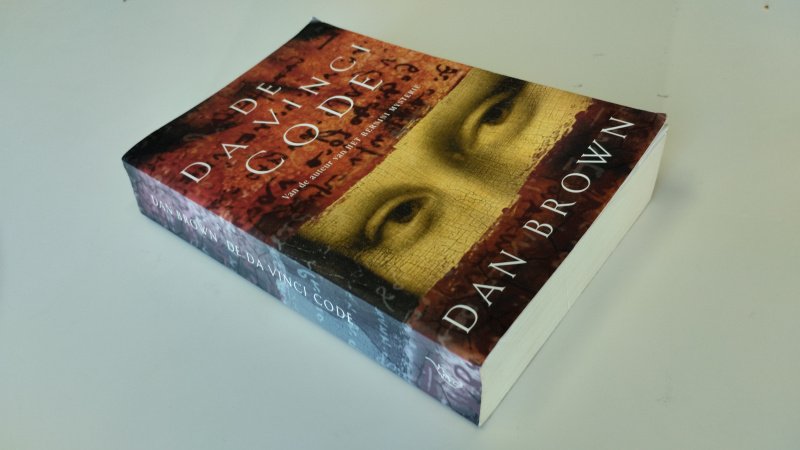 Tweedehands boek: De Da Vinci code van auteur Dan Brown - In redelijke staat, Nederlandstalige softcover, gelezen, met gebruikerssporen aan kaft en pagina's, maar onbeschreven.