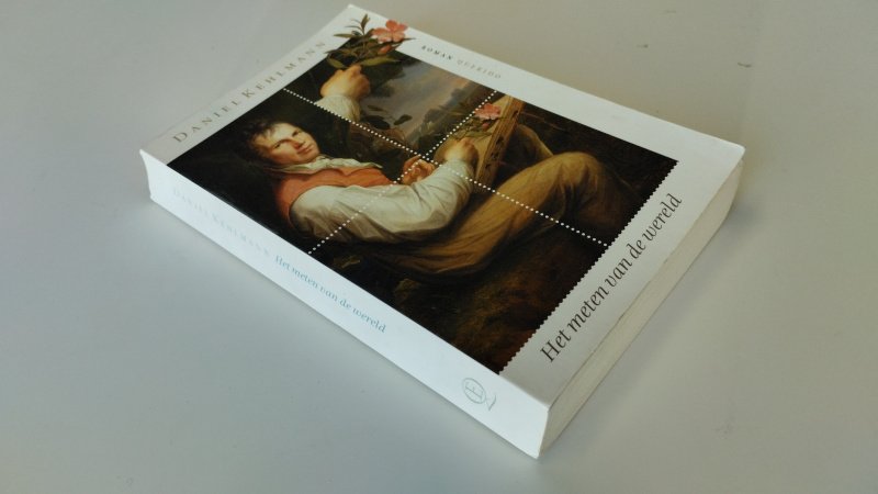 Tweedehands boek: Het meten van de wereld van auteur Daniel Kehlmann - In goede staat. Nederlandstalige paperback. Kaft lichte gebruikssporen, gekromd ruggetje, pagina’s netjes en schoon, onbeschreven exemplaar.