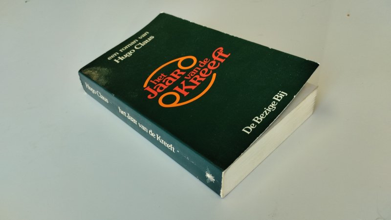 Tweedehands boek: Het jaar van de kreeft van auteur Hugo Claus - In redelijke staat. Nederlandstalige paperback. Gelezen exemplaar met duidelijke gebruikssporen aan kaft en lichte verkleuring van pagina’s, naam voorin, rest van de pagina's onbschreven. Vlekje op schutblad