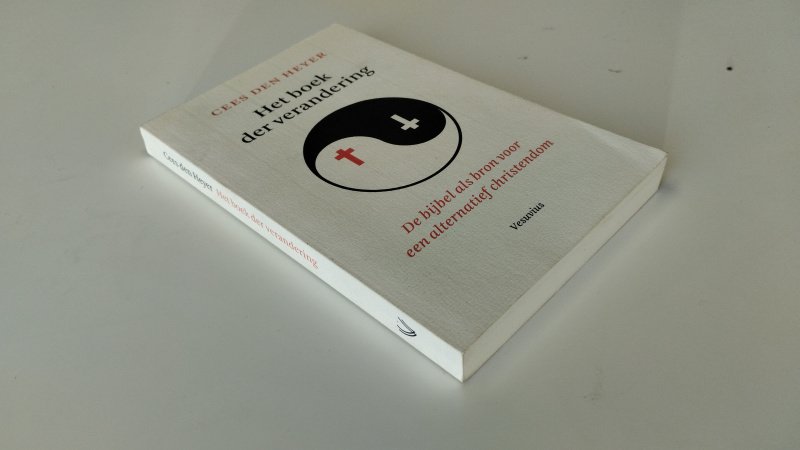 Tweedehands boek: Het boek der verandering van auteur Cees den Heyer - In goede staat. Nederlandstalige paperback. Kaft lichte gebruikssporen, pagina’s netjes en schoon, onbeschreven exemplaar.