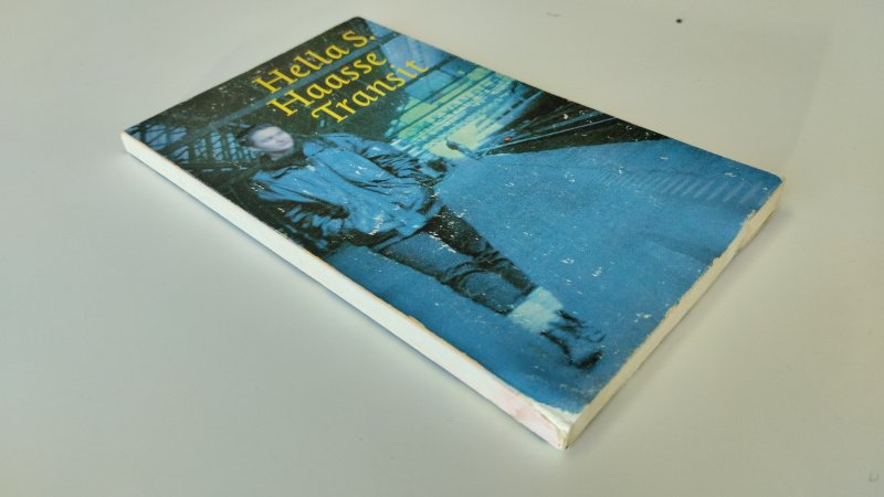 Tweedehands boek: Transit van auteur Hella S. Haasse - In redelijke staat. Nederlandstalige paperback. Gelezen exemplaar met duidelijke gebruikssporen aan kaft en lichte slijtage aan hoeken en randen, vochtschade aan onderkant boek, pagina’s netjes en onbeschreven. Prima te lezen