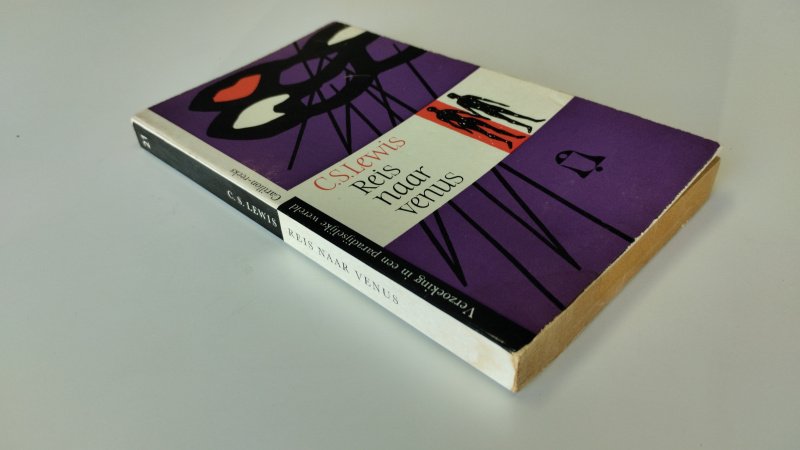 Tweedehands boek: Reis naar Venus van auteur C.S. Lewis - In redelijke staat. Nederlandstalige paperback. Gelezen exemplaar met duidelijke gebruikssporen aan kaft, verkleuring van pagina’s en slijtage aan randen, maar onbeschreven. Watervlek linkeronderhoek boek, nog prima te lezen.