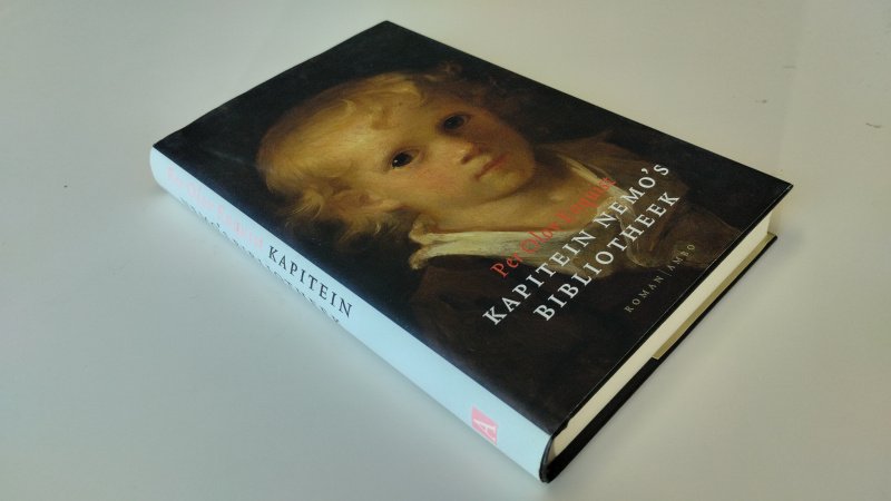 Tweedehands boek: Kapitein Nemo's bibliotheek van auteur Per Olov Enquist - In zeer goede staat. Nederlandstalige hardcover met stofomslag. Stofomslag lichte gebruikssporen, boekblok netjes en schoon, onbeschreven exemplaar.