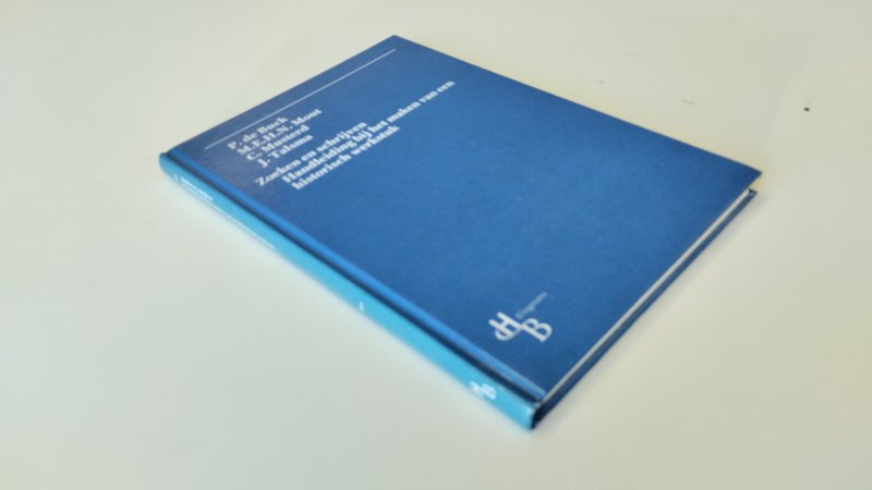 Tweedehands boek: Zoeken en schrijven, handleiding bij het maken van een historisch werkstuk van auteur P. de Buck - In zeer goede staat. Nederlandstalige hardcover. Mogelijk lichte gebruikssporen aan de kaft, pagina’s netjes en onbeschreven.