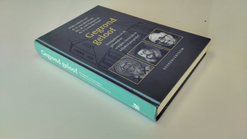 Tweedehands boek: Gegrond geloof van auteur Gerrit van den Brink, Gijsbert van den Brink, Marc van Campen, Mathijs Campen, J. Van der Graaf - In goede staat. Nederlandstalige hardcover. Lichte gebruikssporen aan de kaft, kleine stootplek onderaan de rug, pagina’s netjes en onbeschreven.