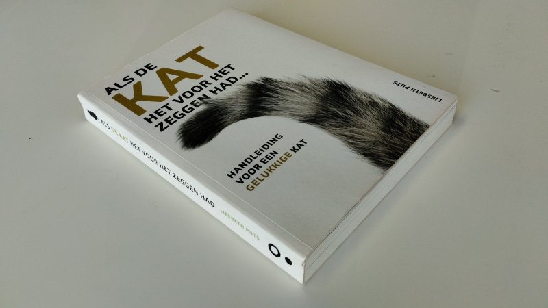 Tweedehands boek: Als de kat het voor het zeggen had van auteur Liesbeth Puts - In goede tot zeer goede staat. Nederlandstalige paperback met flappen. Lichte gebruikssporen aan de kaft, pagina’s netjes en onbeschreven.