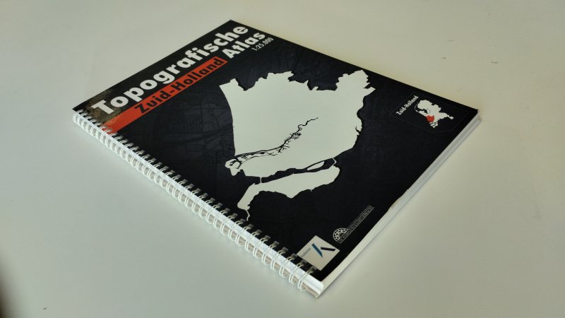 Tweedehands boek: Topografische Atlas Zuid-Holland 1:25.000 van auteur Diverse auteurs - In zeer goede staat. Nederlandstalige ringband. Nauwelijks gebruikssporen aan de kaft, pagina’s netjes en onbeschreven.