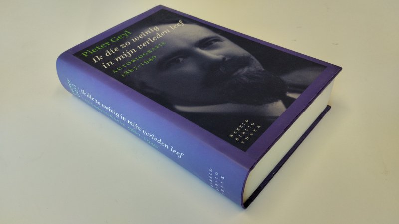 Tweedehands boek: Ik die zo weinig in mijn verleden leef – Autobiografie 1887-1940 van auteur Pieter Geyl - In zeer goede staat. Nederlandstalige hardcover met stofomslag. Lichte gebruikssporen aan de stofomslag, boekblok netjes en onbeschreven.