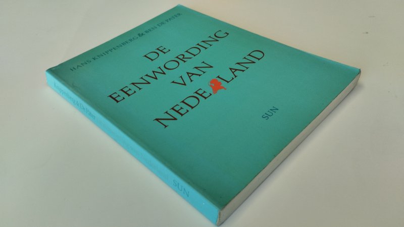 Tweedehands boek: De eenwording van Nederland van auteur Hans Knippenberg, Ben de Pater - In redelijke staat. Nederlandstalige paperback, gelezen exemplaar met gebruikssporen aan kaft en lichte slijtage, pagina’s deels met potlood onderstreept en/of aantekeningen, verder compleet.