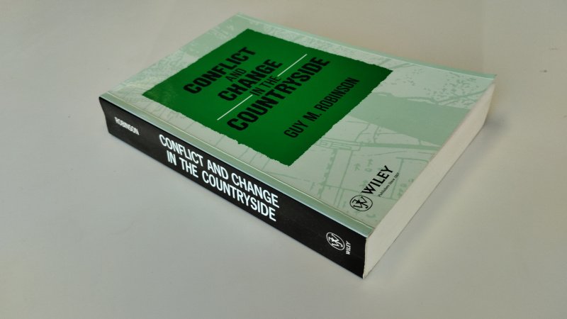Tweedehands boek: Conflict and Change in the Countryside van auteur Guy M. Robinson - In goede staat. Engelstalige paperback, lichte gebruikssporen aan kaft en hoeken, naam voorin maar rest van de pagina’s netjes en onbeschreven.