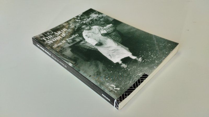 Tweedehands boek: The Arab World van auteur Allan M. Findlay - In redelijke staat. Engelstalige paperback, leesvouw in voorkant kaft en lichte slijtage, naam voorin uitgeknipt, zinnen met potlood onderstreept, pagina’s verder compleet en bruikbaar.