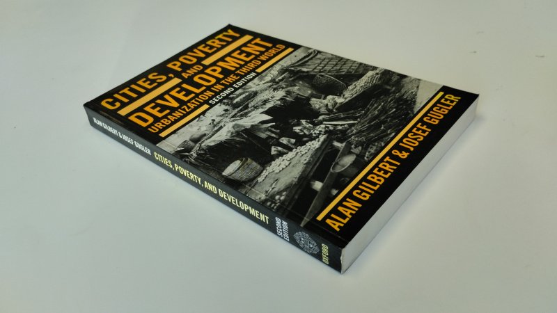Tweedehands boek: Cities, Poverty, and Development van auteur Alan Gilbert, Josef Gugler - In goede staat. Engelstalige paperback, lichte gebruikssporen aan kaft en hoeken, naam voorin maar rest van de pagina’s netjes en onbeschreven.