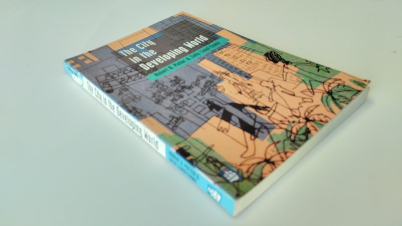 Tweedehands boek: The City in the Developing World van auteur Robert B. Potter, Sally Lloyd-Evans - In redelijke staat. Engelstalige paperback, gebruikssporen aan kaft en lichte slijtage, met potlood onderstreept en/of aantekeningen, pagina’s verder compleet en bruikbaar.
