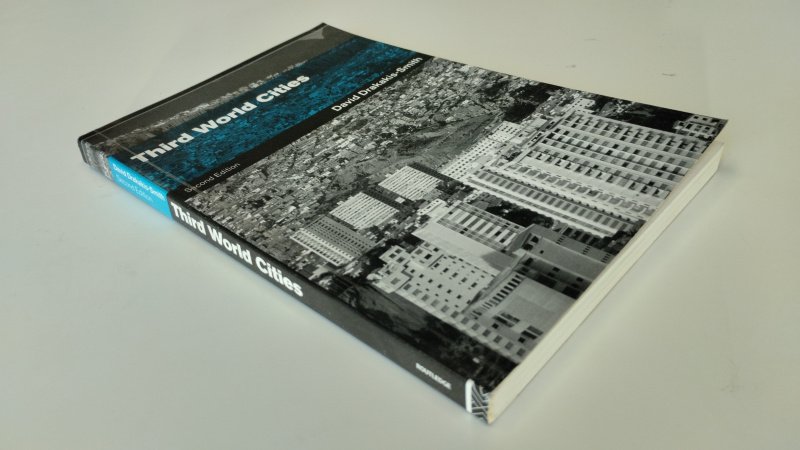 Tweedehands boek: Third World Cities van auteur D. W. Drakakis-Smith - In redelijke staat. Engelstalige paperback, gebruikssporen aan kaft en lichte slijtage, naam voorin uitgeknipt, zinnen met potlood onderstreept en/of aantekeningen gemaakt, pagina’s verder compleet en bruikbaar.