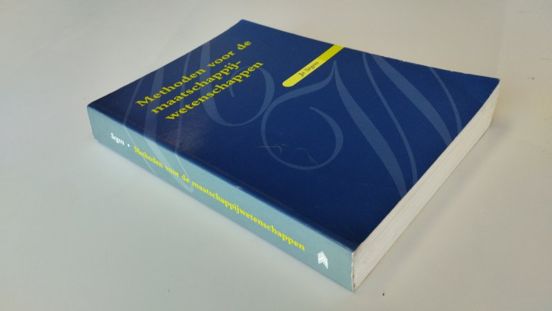 Tweedehands boek: Methoden voor de Maatschappij wetenschappen van auteur Jo Segers - In redelijke staat. Nederlandstalige paperback, gebruikssporen aan kaft en lichte slijtage, pagina’s met aantekeningen en/of onderstrepingen, verder compleet en bruikbaar. Naam op schutblad eruit geknipt