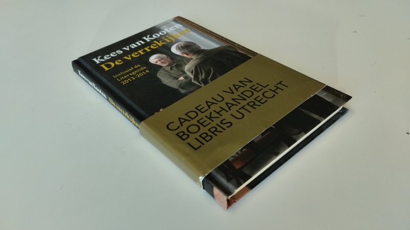 Tweedehands boek: De verrekijker van auteur Kees van Kooten - In goede staat. Nederlandstalige hardcover, inclusief papieren banderol (cadeauband), lichte gebruikssporen aan de banderol, boekblok netjes en onbeschreven.