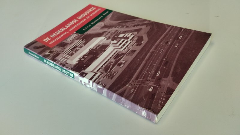 Tweedehands boek: De Nederlandse industrie van auteur O. A. L. C. Atzema, E. Wever - In redelijke staat. Nederlandstalige paperback, gebruikssporen aan kaft en lichte slijtage, naam voorin uitgeknipt en met potlood onderstreept, pagina’s verder compleet en bruikbaar.
