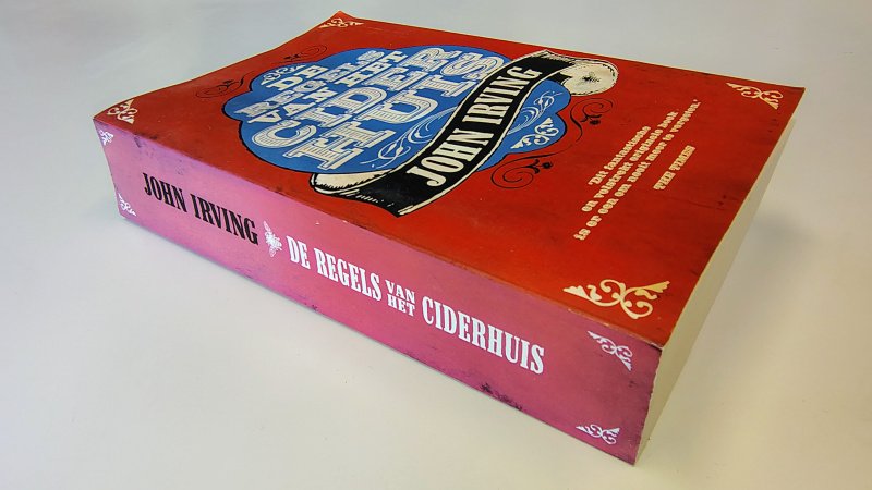 Tweedehands boek: De regels van het ciderhuis van auteur John Winslow Irving - Paperback met rechte rug zonder leesvouwen. Rug verkleurd. Gebruikerssporen punten kaft. Lichte vouw in eerste 10 blz bovenaan. Onbeschreven.