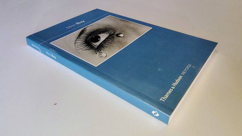 Tweedehands boek: Man Ray van auteur Man Ray, Merry A. Foresta - Paperback with flaps, appears like new on the outside. Inside, the white pages show slight discoloration.
