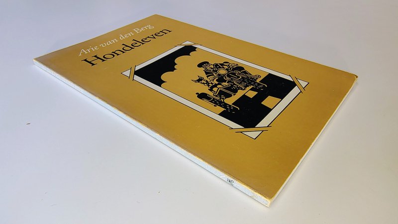 Tweedehands boek: Hondeleven van auteur Arie van den Berg - Paperback met rechte rug, lichte slijtage langs de randen. Rug licht verkleurd. Binnenwerk onbeschreven en netjes.