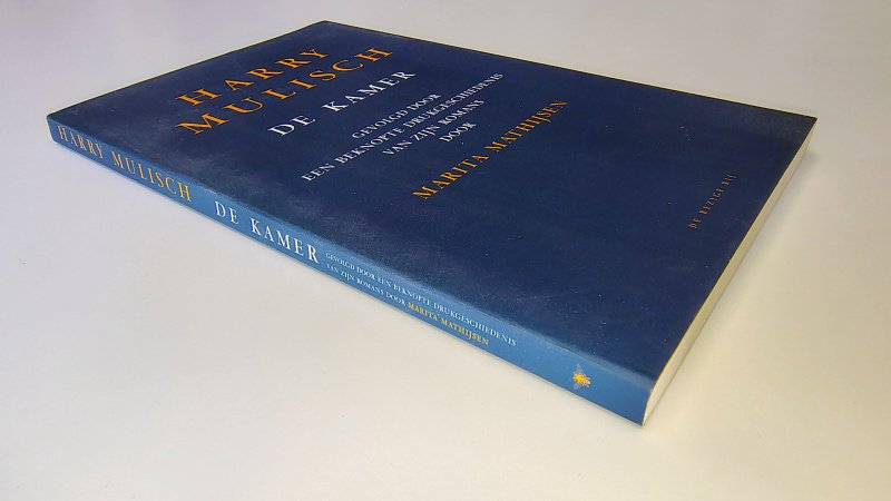 Tweedehands boek: De kamer, met een beknopte druk geschiedenis van zijn romans van auteur Harry Mulisch, Marita Mathijsen - Paperback met flappen, als nieuw!