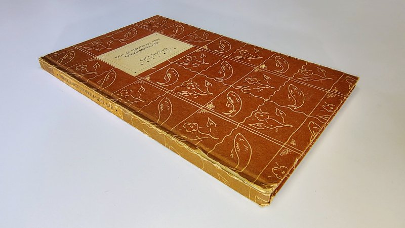 Tweedehands boek: Een ochtend bij de boekhandelaar van auteur Carl Jacob Burckhardt - Hardcover gebonden met slijtage langs de randen van de rug. 2 stempeltjes voorin.