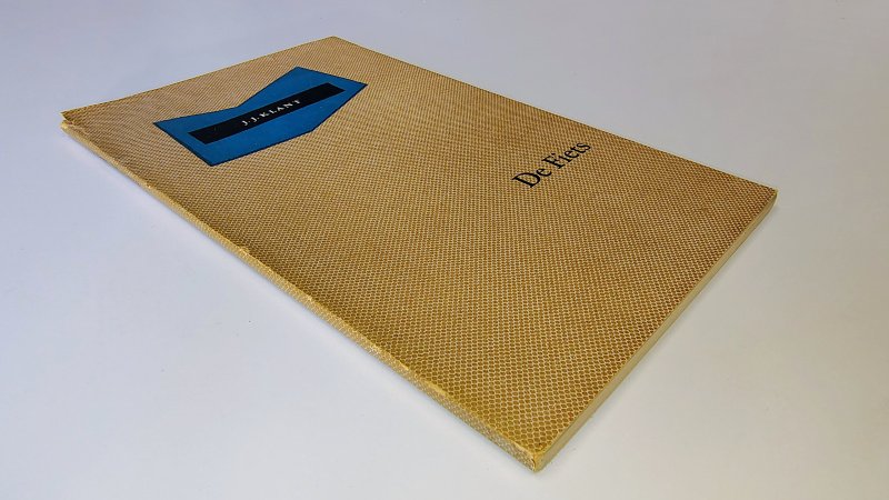 Tweedehands boek: De fiets van auteur J.J. Klant - Paperback met stofomslag. Omslag aan de bovenkant drie kleine inscheuringen. Ex-libris plaatje binnenkant kaft, verder onbeschreven en netjes.